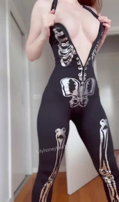 Wanna bone this halloween? 🦴