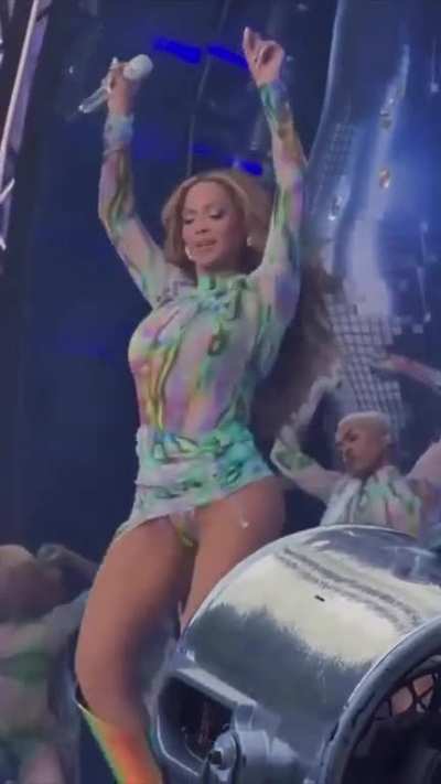 Beyonce: Bouncing Boobs