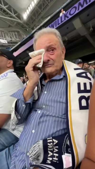 Granddaughter surprises her 85-year-old grandfather by taking him to the Santiago Bernab&eacute;u.