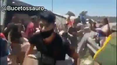 PESSOAS HUMILDES DEVOLVENDO A MERCADORIA PARA O CAMINH&Atilde;O TOMBADO