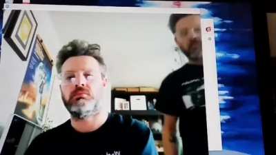 Король онлайн-конференции. Парень сделал фон для видеозвонков, где он сам приносит себе чай.