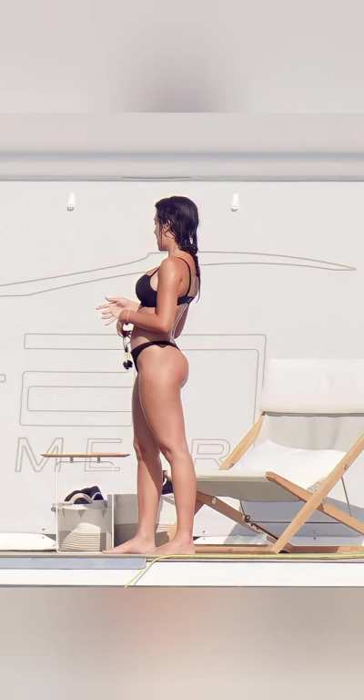 Georgina gives us what we love 🍑👙🔥