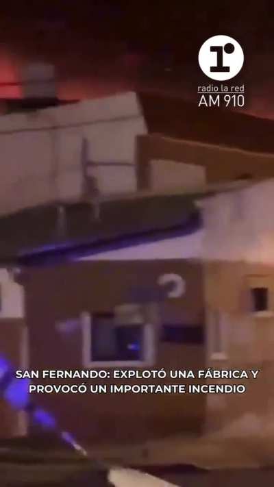 San Fernando: Explotó una fábrica y provocó un importante incendio. El estallido ocurrió cerca de la 1.30 y provocó una potente onda expansiva que se percibió a varias cuadras del lugar, e incluso alcanzó sectores del partido vecino de Tigre.