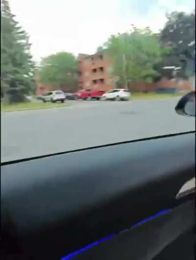 Seller catches up to thief, hangs on to his getaway car, falls, pursues the thieves in his own car and gives them street justice after they crash fleeing from him