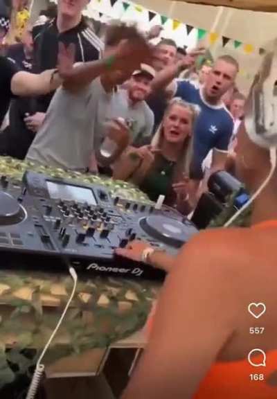 Who needs sync when you can just use a crossfader on &lsquo;Thru&rsquo;!?