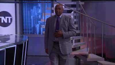 [Highlight] Chuck lookin' fly on the set today