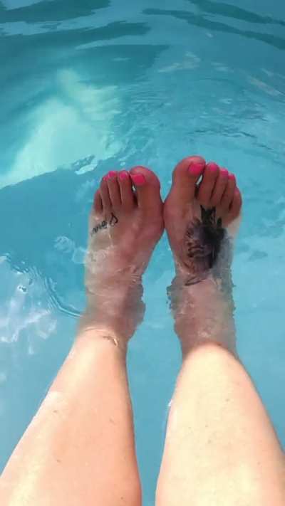Would you dry me off or make me more wet💦