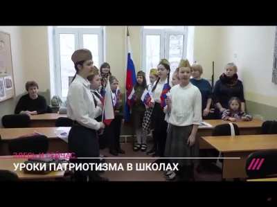 Мы все живем в антиутопии Сорокина. Урок "патриотизма" в российской школе. Особый налет фантасмагории придает музыкальная тема из фильма "О бедном гусаре замолвите слово"