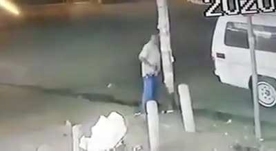 Чувак ссыт на столб и пропадает в воздухе