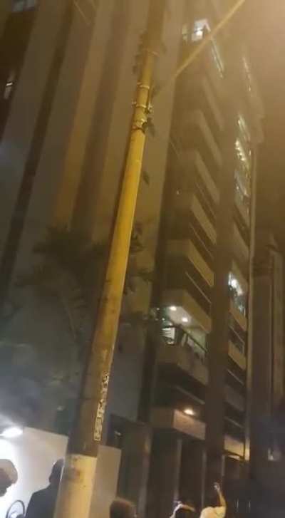 Ta ruim pra voc&ecirc;s? Imagina pro Marcelo que acordou com uma mulher suspensa por um Caminh&atilde;o Munck, na altura da janela do apartamento, ligada a um tremendo carro de som e pedindo, em alto e bom som, para a esposa do Marcelo largar dele pra ficar com ela...