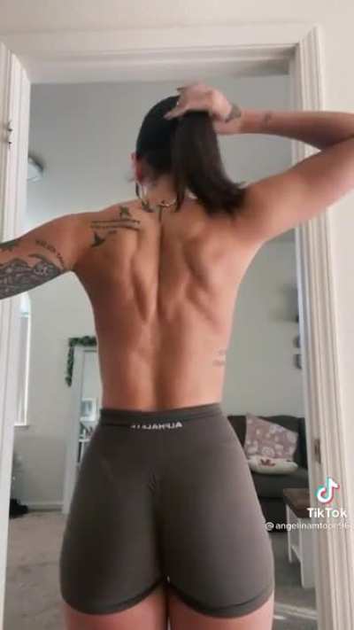 Showing off her back muscles 😍