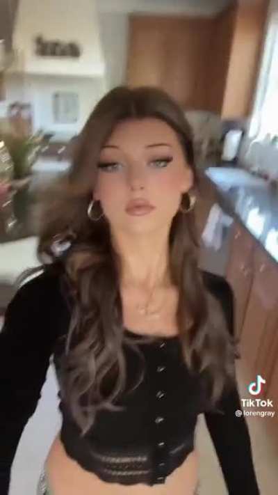 I can&rsquo;t be the only one who finds brunette Loren so much hotter