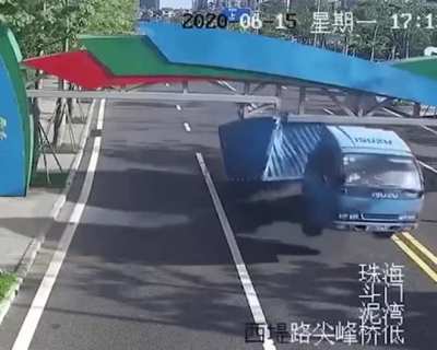 Driving under something your Truck can&rsquo;t pass through? Surely that&rsquo;ll work!