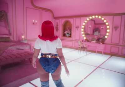 Nicki Minaj&rsquo;s ass is out of control