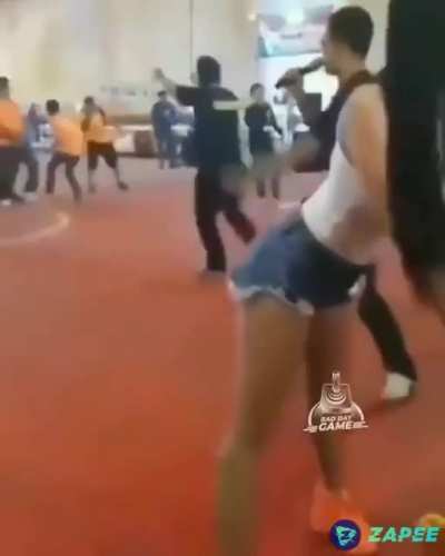 Ai sua m&atilde;e pergunta como s&atilde;o as brincadeiras do col&eacute;gio 🤣
