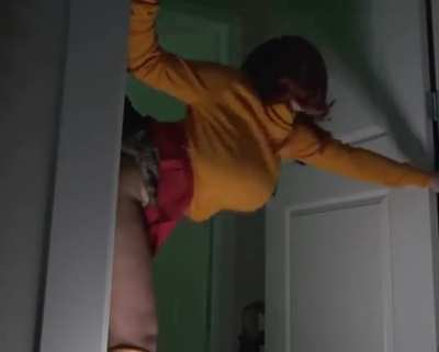 &ccedil;ok sevdiğimiz scooby doo karakteri velma bu kez canavardan ka&ccedil;mayı başaramadı :(