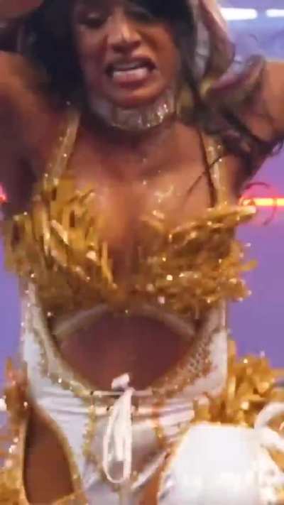 Mercedes mon&eacute; nip slip