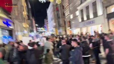 Cumhuriyetin &ccedil;ocukları &ouml;ğrenci kurye cinayeti sonrası biriken mevcut &ouml;fkeyi doğru yerde toplayabilmek amacıyla İstiklal Caddesi'nde ger&ccedil;ek failleri ifşa ederek baskın bir protesto ger&ccedil;ekleştirdi