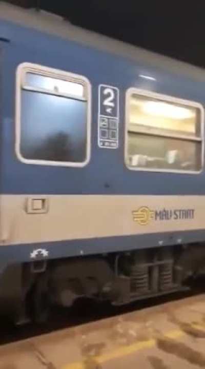 Nem l&aacute;t ki a csaj? (Szombathely vas&uacute;t&aacute;llom&aacute;s)