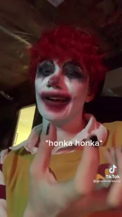I&rsquo;m genuinely attracted to Ronald McDonald cosplayer what the fuck