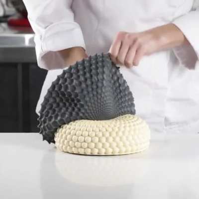 Peeling off a cake mold