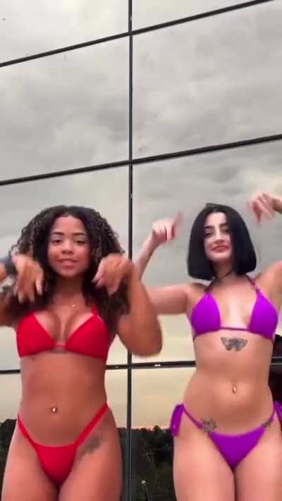 Stephany Ribeiro e Sthe Carvalho dan&ccedil;ando de Biquine