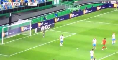 “Ora aí está uma vantagem de não haver público, não acertou em ninguém”