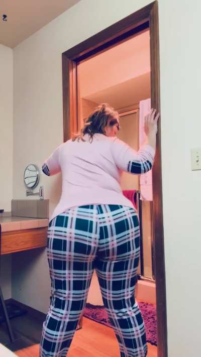 You would love to get on your knees and wrap your lips around my asshole to swallow all my gas, wouldn&rsquo;t you? 😈