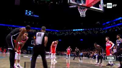 [Highlight] Referee throws the ball at Kristaps Porzingis' face
