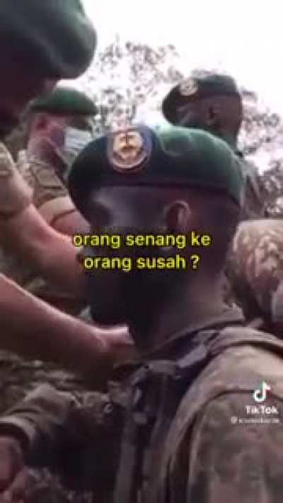 Beret Hijau. Lanyard Biru, Pisau Komando. Bukan Senang Nak Senang, Bukan Susah Nak Susah