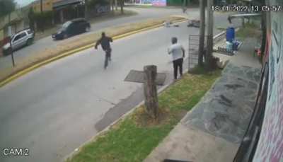 Neighbor throws a fence at thieves trying to get away on motos