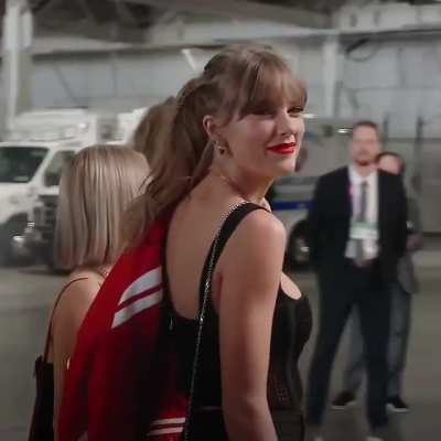 Damn her smile 😭✨