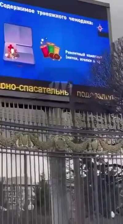 В Москве транслируют ролики про то, как правильно собрать тревожный чемоданчик. Но причин волноваться нет, все идет по плану🤡