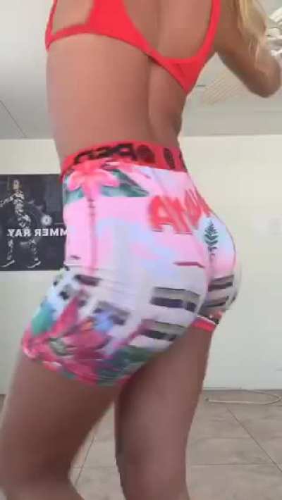 I haven&rsquo;t seen this one on here before 😍🍑🍑