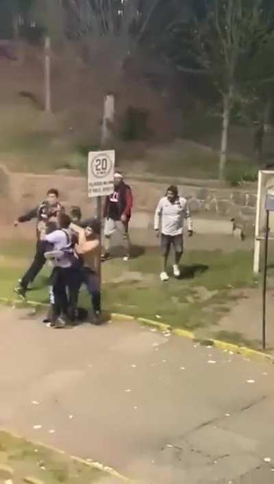 "Weon ganamos!! Saquemonos la chucha pa celebrar!!!"