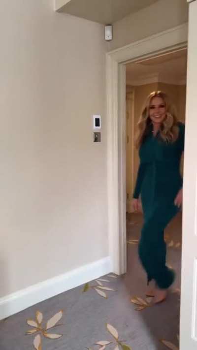 Super Sexy Milf Carol Showing Off Her Gorgeous Curvy Figure