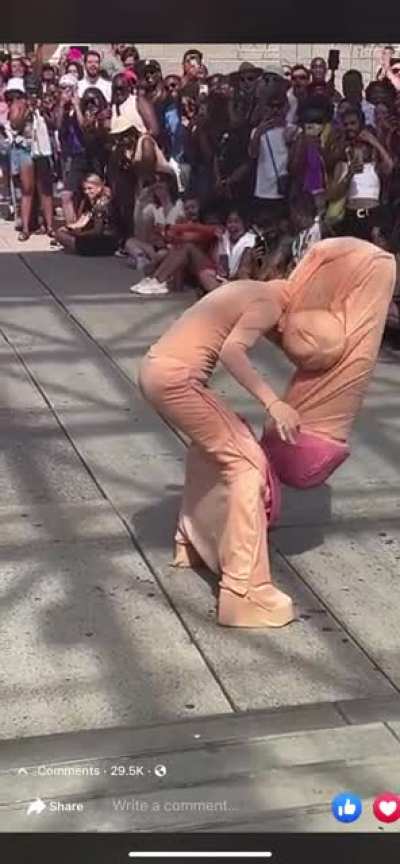 TIH this solo parade act