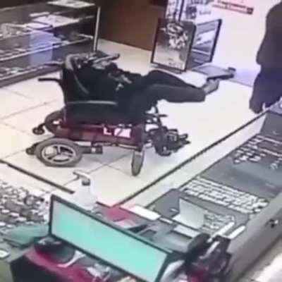 A man with a disability in his arms assaults a jewelry store in Brazil.