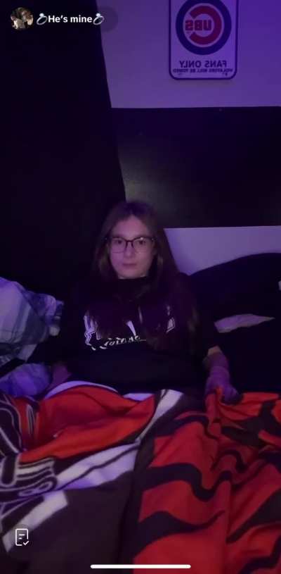 Loves_983 showing her soles behind her bf&rsquo;s back