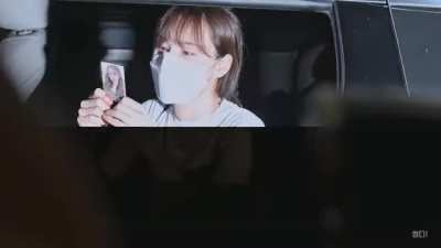 Wendy receives a SuA photocard from a fan