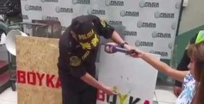Honor y Gloria: Hoy siento un enorme orgullo de nuestra polic&iacute;a. No he visto jam&aacute;s tanta evidencia de inteligencia de una polic&iacute;a. El nivel de inferencia y an&aacute;lisis mostrado es solo equiparable a premios Nobel de f&iacute;sica cu&aacute;ntica. Mejor polic&iacute;a que est&aacute; no