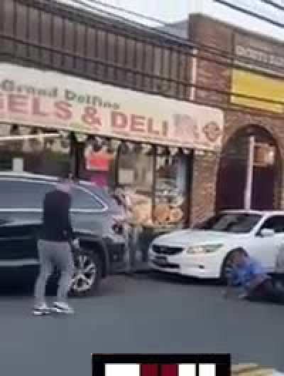 Road rage&hellip;Guy with hammer gets KO&rsquo;d&hellip;(Staten Island, NY)