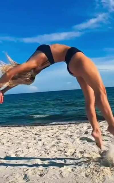 LSU&rsquo;s Olivia Dunne on the beach 🏝️💜💛