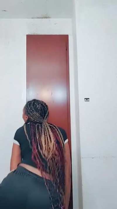 LOLA SHAKING THAT ASS