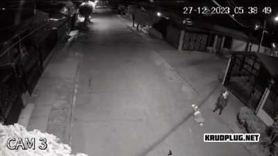 thief Gets unlucky not only does he drop his magazine half way in a robbery he also ended up at attempting to rob a officer