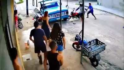 Man throws roast chicken to stop thief from escaping (Fortaleza, Brazil).