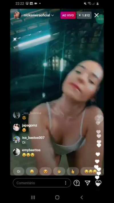 Nicks Vieira dan&ccedil;ando de farol aceso em live
