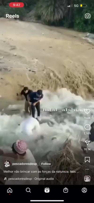 Natural Selection&hellip;.Black shirt decided to record rather than getting out of the way 🤦&zwj;♂️