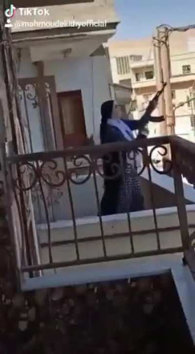 радикальная феминистка видит талибов на соседской крыше #SaveAfghanWomen