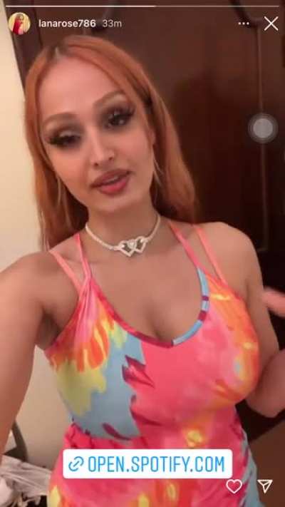 She&rsquo;s so hot 😍